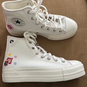 Chuck Taylor all star lift platform floral embroidery